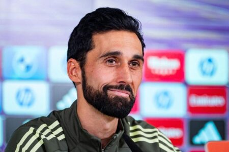 ألفارو أربيلوا مدرب ريال مدريد يتحدث في مؤتمر صحفي دفاعًا عن فينيسيوس جونيور