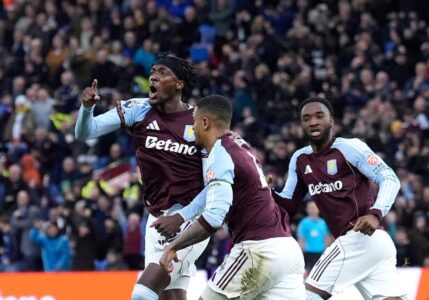 لاعب من أستون فيلا يسيطر على الكرة في مباراة ضد ليدز يونايتد في الدوري الإنجليزي الممتاز