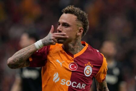 لاعبو غلطة سراي يحتفلون بهدف في شباك يوفنتوس خلال مباراة دوري أبطال أوروبا المثيرة
