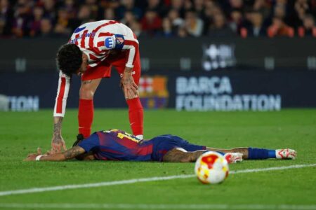 لاعبو برشلونة يحتفلون بهدف ضد أتلتيكو مدريد في كأس الملك بينما يظهر لاعبو أتلتيكو بخيبة أمل
