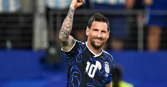 ليونيل ميسي يحتفل بهدفه مع منتخب الأرجنتين في كأس العالم 2026