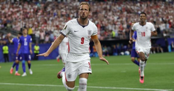 هاري كين وجود بيلينجهام يحتفلان بهدف لمنتخب إنجلترا في كأس العالم