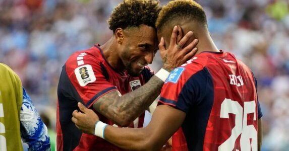 لاعبو منتخب الرأس الأخضر يحتفلون بالتعادل التاريخي مع أوروغواي في كأس العالم.