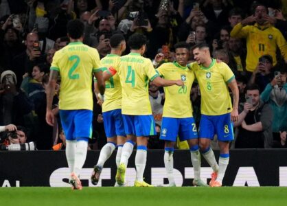 لاعبو البرازيل والنرويج يتنافسون على الكرة في مباراة بكأس العالم 2026