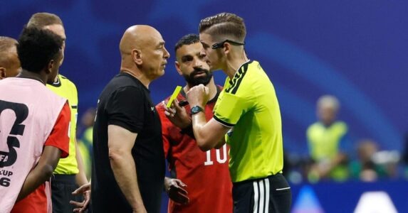 لاعبو منتخب مصر يعترضون على قرار الحكم خلال مباراة الأرجنتين في كأس العالم