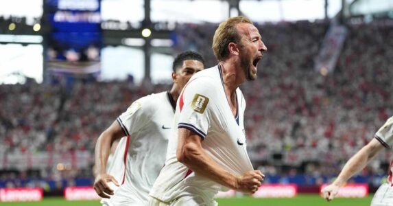 لاعبو منتخبي إنجلترا والمكسيك يتنافسون على الكرة في ملعب كأس العالم 2026