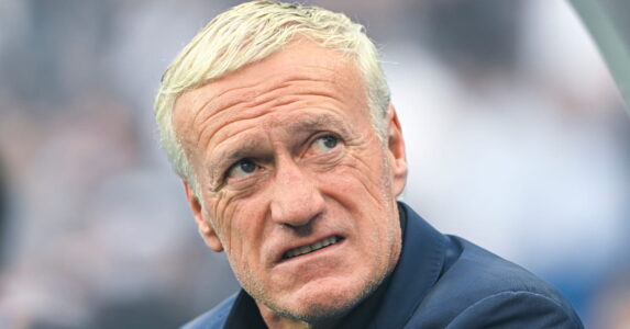 مدرب فرنسا ديديه ديشامب يحتفل مع لاعبيه بعد الفوز في مباراة بكأس العالم