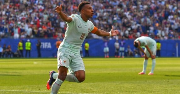 كيليان مبابي يحتفل بتسجيل هدف لفرنسا ضد المغرب في كأس العالم 2026