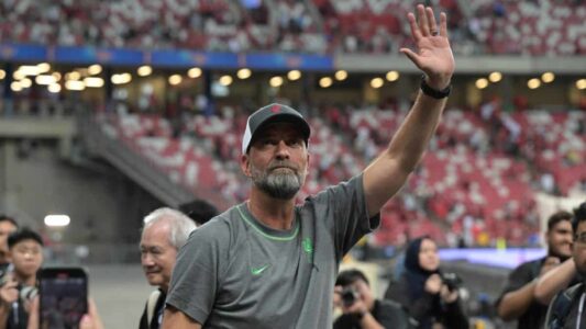 يورجن كلوب يبتسم وهو يرتدي قميص المنتخب الألماني
