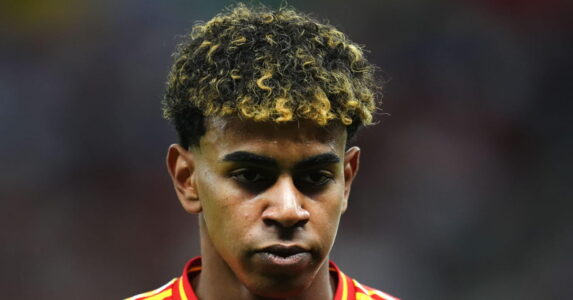 لاعب كرة القدم الإسباني لامين يامال يركض بالكرة خلال مباراة