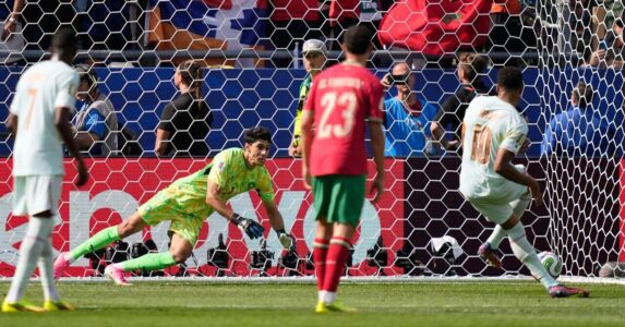كيليان مبابي لاعب منتخب فرنسا يضيع ركلة جزاء أمام منتخب المغرب في كأس العالم 2026