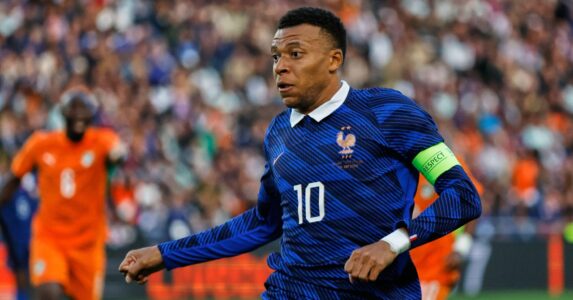 كيليان مبابي يحتفل بتسجيل هدف لفرنسا في كأس العالم 2026