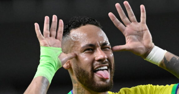 نيمار يرتدي قميص منتخب البرازيل ويبدو عليه التأثر بعد إعلان اعتزاله اللعب الدولي