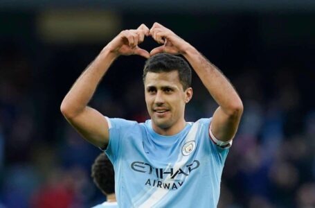لاعب كرة القدم رودري يرتدي قميص مانشستر سيتي