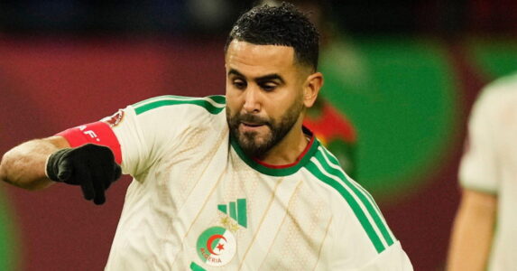 صورة لرياض محرز بقميص منتخب الجزائر