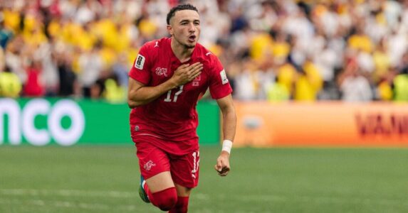 لاعبو سويسرا يحتفلون بعد الفوز على كولومبيا بركلات الترجيح في كأس العالم 2026
