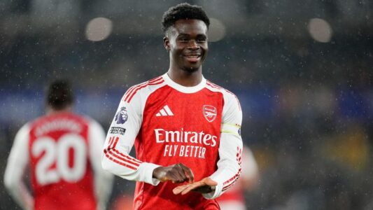 لاعب أرسنال بوكايو ساكا يحتفل بهدف