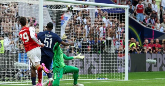 لاعبو أرسنال وبوروسيا دورتموند يتنافسون على الكرة في ملعب الإمارات