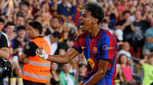 لاعبو برشلونة يحتفلون بهدف في مرمى رايو فاليكانو