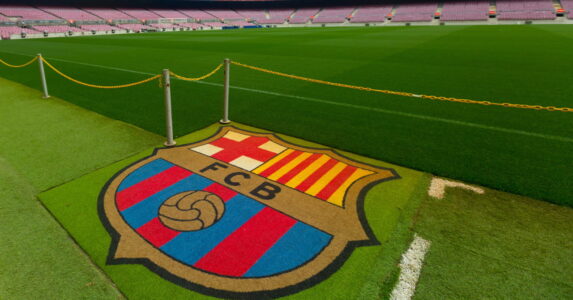 لاعبو برشلونة ورايو فاليكانو في الملعب