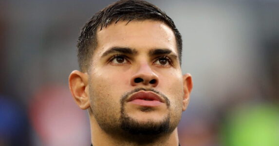 لاعب كرة القدم برونو غيماريش يرتدي قميص نيوكاسل يونايتد