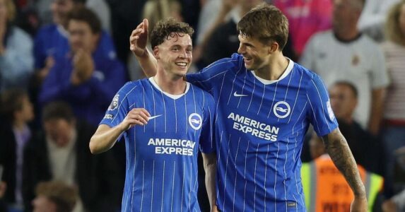لاعبو برايتون يحتفلون بهدف في مباراة بدوري المؤتمر الأوروبي