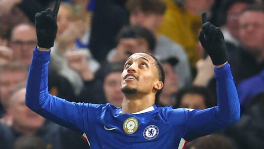 لاعب كرة القدم جواو بيدرو يحتفل بتسجيل هدف لتشيلسي