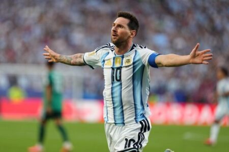 ليونيل ميسي يرفع كأس العالم مع منتخب الأرجنتين