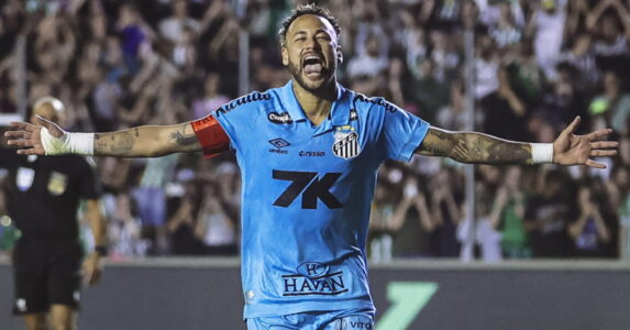 نيمار يحتفل مع لاعبي سانتوس بعد الفوز بكأس البرازيل