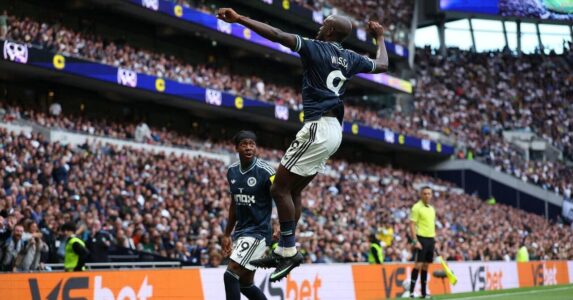 لاعبو كرة قدم يحتفلون بتسجيل هدف في مباراة FPL