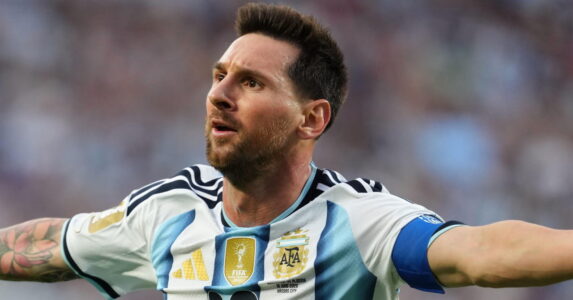 ليونيل ميسي يرفع كأس العالم مع منتخب الأرجنتين